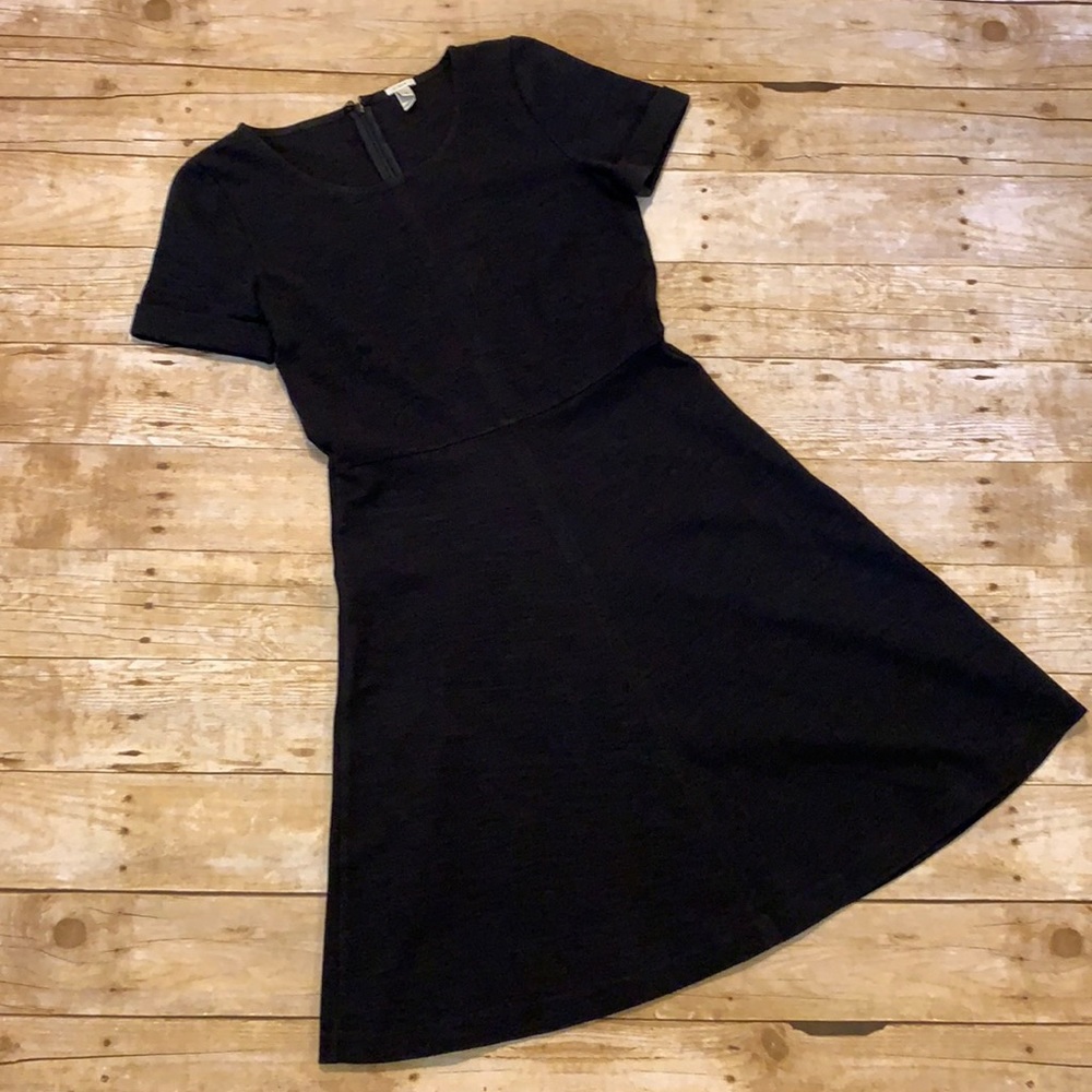 J. Crew. Women’s dress size 2. Excellent Condition.